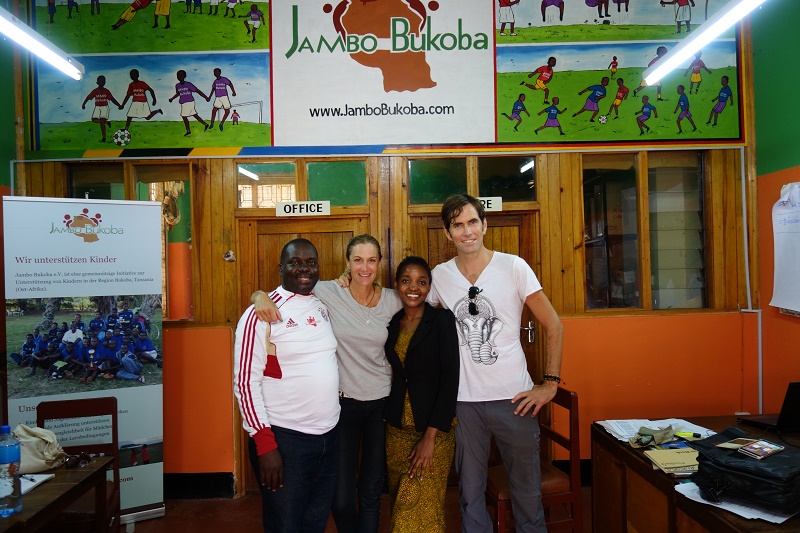 Im Büro von Jambo Bukoba mit Gonzaga und Imani. 