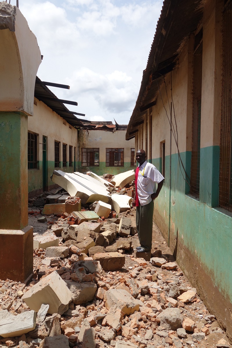 Ein Schuldirektor in seiner zerstörten Schule.